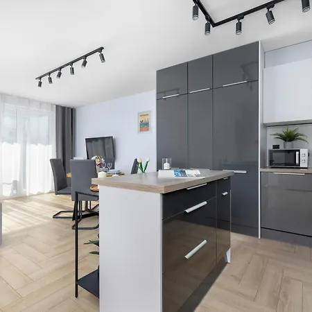 Exceptional With Parking By Renters Lejlighed